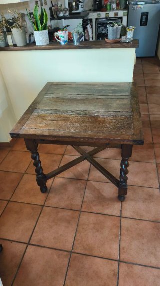 Tavolo in legno con gambe tornite