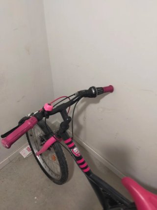 Bicicleta infantil rosa y negra