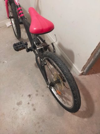 Bicicleta infantil rosa y negra