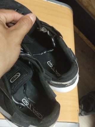 Zapatilla Fútbol Sala Nike Negra y Plateada.