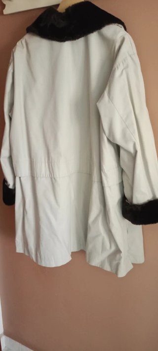 Abrigo beige con puños marrones