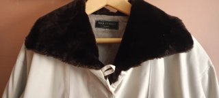 Abrigo beige con puños marrones