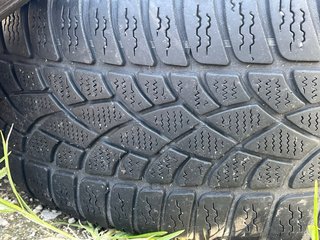Neumáticos de coche en muy buen estado con llanta