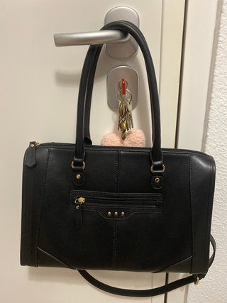 Bolso de mano negro estructurado