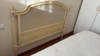Cabecero de cama de ratán y madera