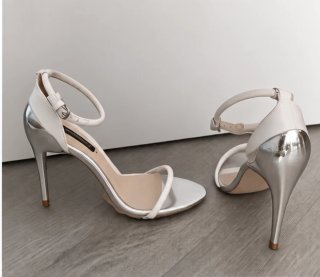 Sandalias de tacón Zara blancas y plateadas