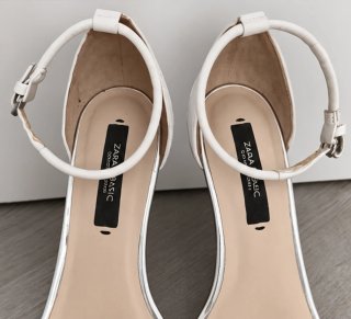 Sandalias de tacón Zara blancas y plateadas