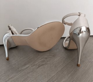 Sandalias de tacón Zara blancas y plateadas