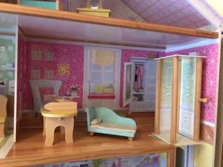 Casita de muñecas con accesorios