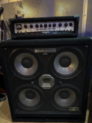 Amplificador+Pantalla 4x10 de Bajo Behringer