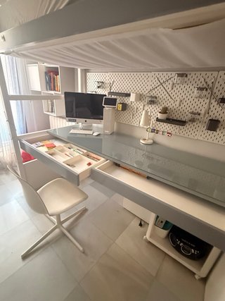 Cama alta con escritorio y escalera
