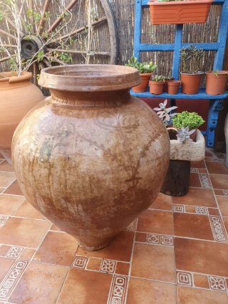 Tinaja antigua de barro