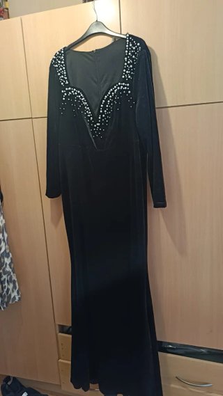 Vestido negro con pedrería