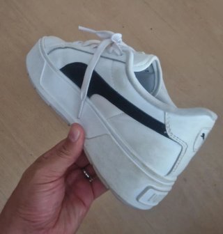 Zapatillas Puma blancas y negras