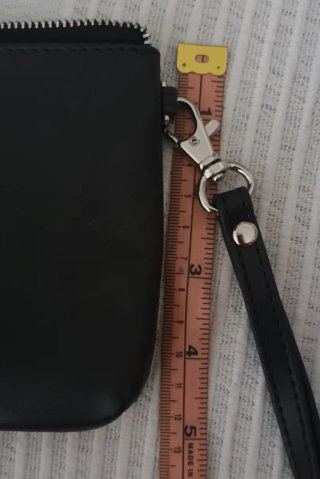 Cartera de mano negra con correa
