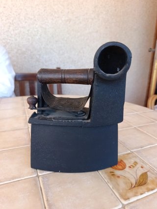 Plancha antigua de carbón con chimenea