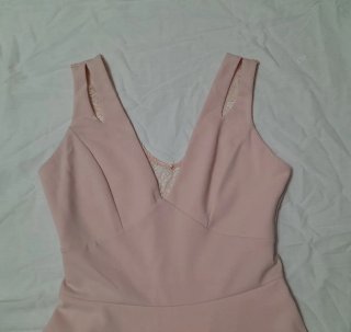 Vestido corto rosa espalda de encaje