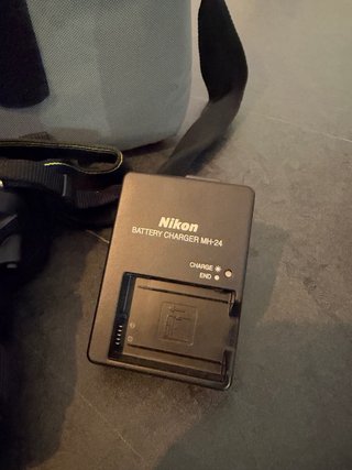 Cámara Nikon D5200 + Objetivo 18-55mm + Cargador