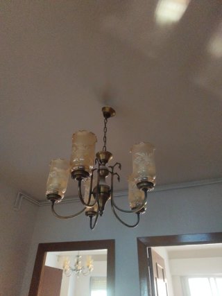 Lámpara de techo dorada y transparente
