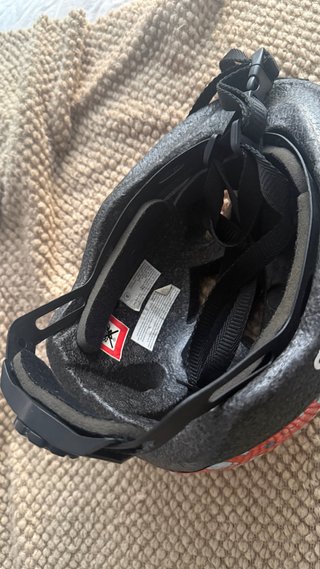 Casco de bici infantil con diseño espacial