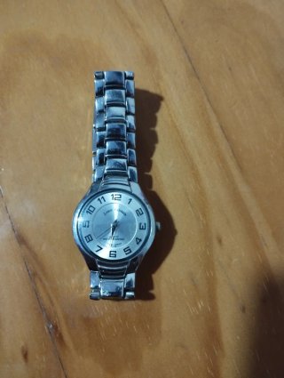 Reloj plateado de pulsera