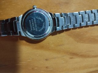 Reloj plateado de pulsera