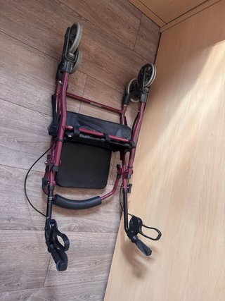 Andador con frenos