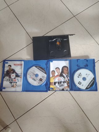 Consola PlayStation con cables y mando