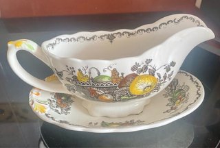 Salsera de porcelana inglesa con plato
