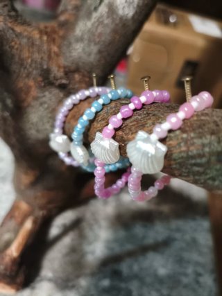 Pulseras conchas y cuentas