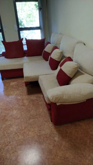 Sofá chaiselongue beige y rojo