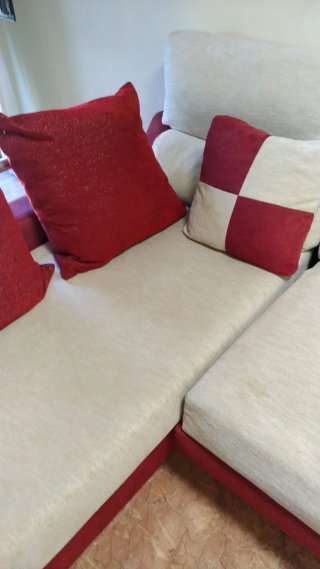 Sofá chaiselongue beige y rojo