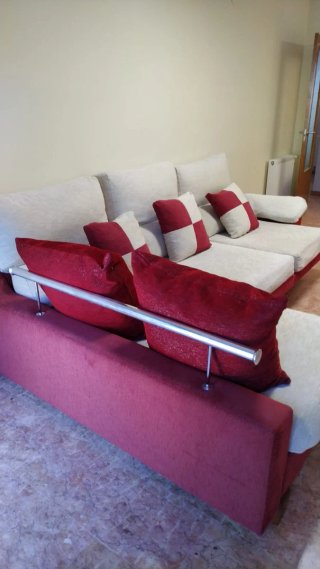 Sofá chaiselongue beige y rojo
