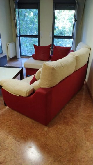 Sofá chaiselongue beige y rojo