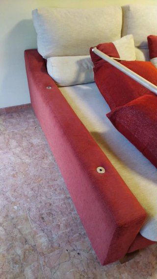 Sofá chaiselongue beige y rojo