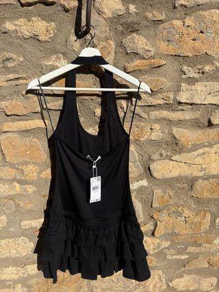 Vestido negro con volantes