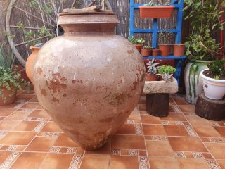 Tinaja antigua de barro