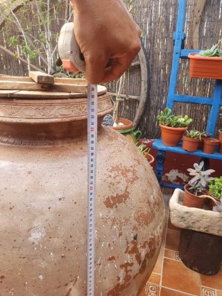 Tinaja antigua de barro