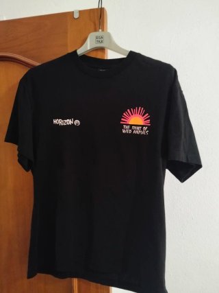 Camiseta Bershka Negra Estampada