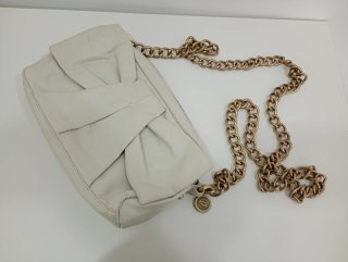 Bolso blanco con cadena dorada