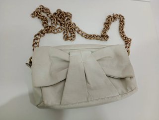Bolso blanco con cadena dorada