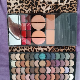 Tres Paleta de sombras de ojos 20€