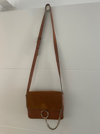Bolso bandolera marrón con cadena