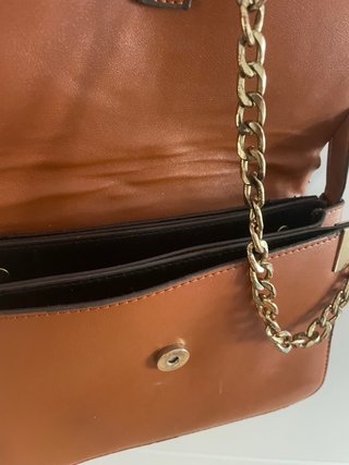 Bolso bandolera marrón con cadena