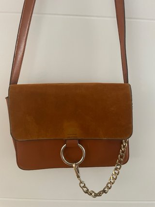 Bolso bandolera marrón con cadena
