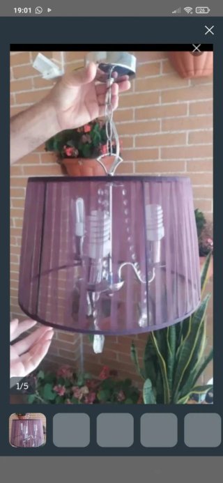 Lámpara morada de tela y cristal