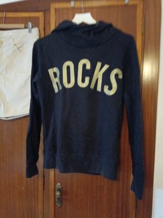 Sudadera negra + bermudas