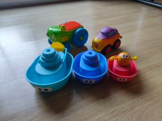 Barcos y coches de juguete