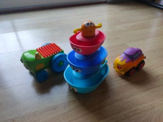 Barcos y coches de juguete