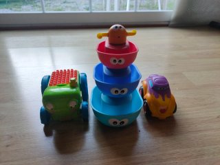 Barcos y coches de juguete